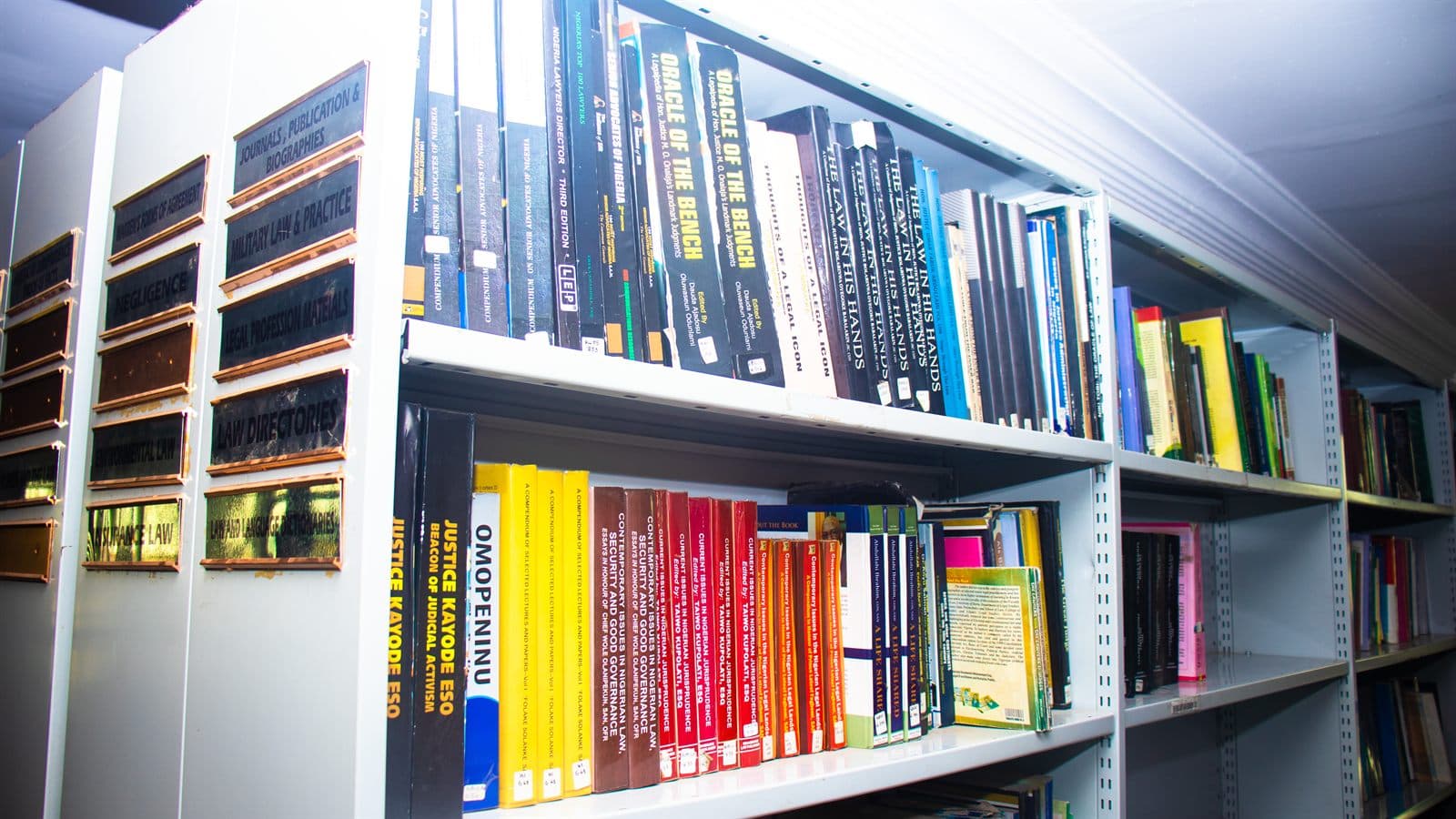 Rayonnages d'une bibliothèque juridique
