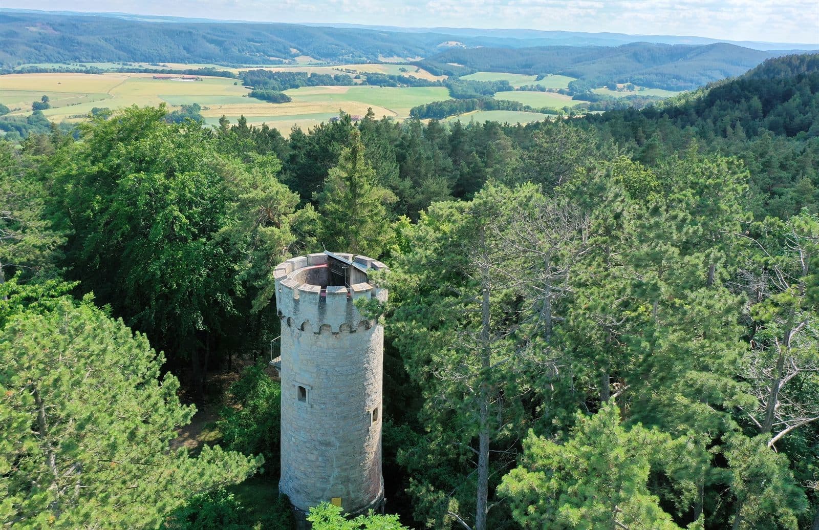 Paysage et tour de guet sous un ciel chargé